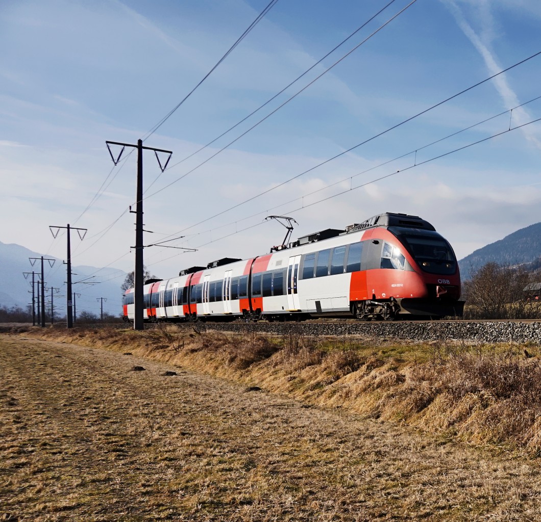 4024 097-0 als S1 4240 (Lienz - Friesach) am 31.12.2015 zwischen den Bahnhöfen Greifenbug-Weißensee und Steinfeld im Drautal.
