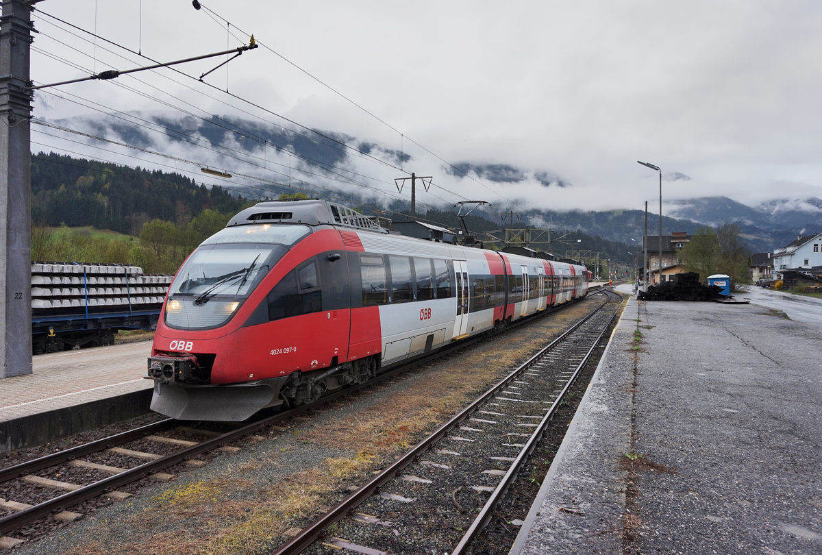 4024 097-0 als S1 4266 (Greifenburg-Weißensee - Friesach), am 9.4.2016 in Greifenburg-Weißensee.