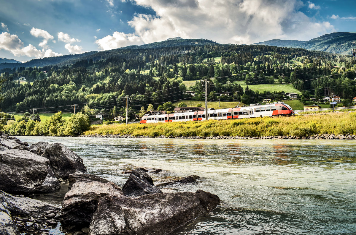 4024 097-0 fährt als S1 4260 (Lienz - Friesach), in die Haltestelle Berg im Drautal ein.
Aufgenommen am 2.8.2018.