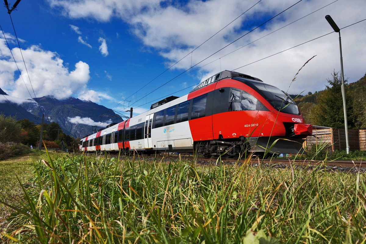 4024 097-0 fährt als S1 4244 (Lienz - Friesach) in den Bahnhof Oberdrauburg ein.
Aufgenommen am 15.10.2016.