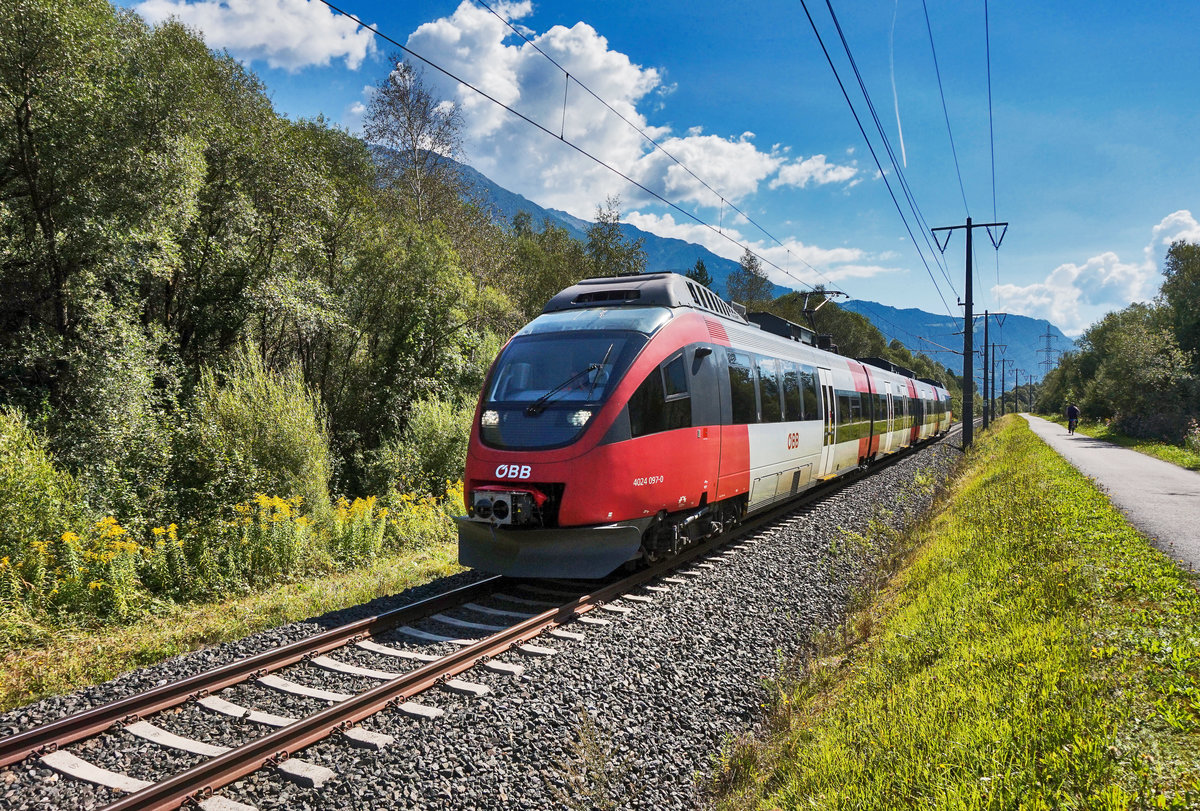 4024 097-0 fährt als S1 4219 (Friesach - Lienz) zwischen Nikolsdorf und Dölsach vorüber.
Aufgenommen am 2.9.2016.