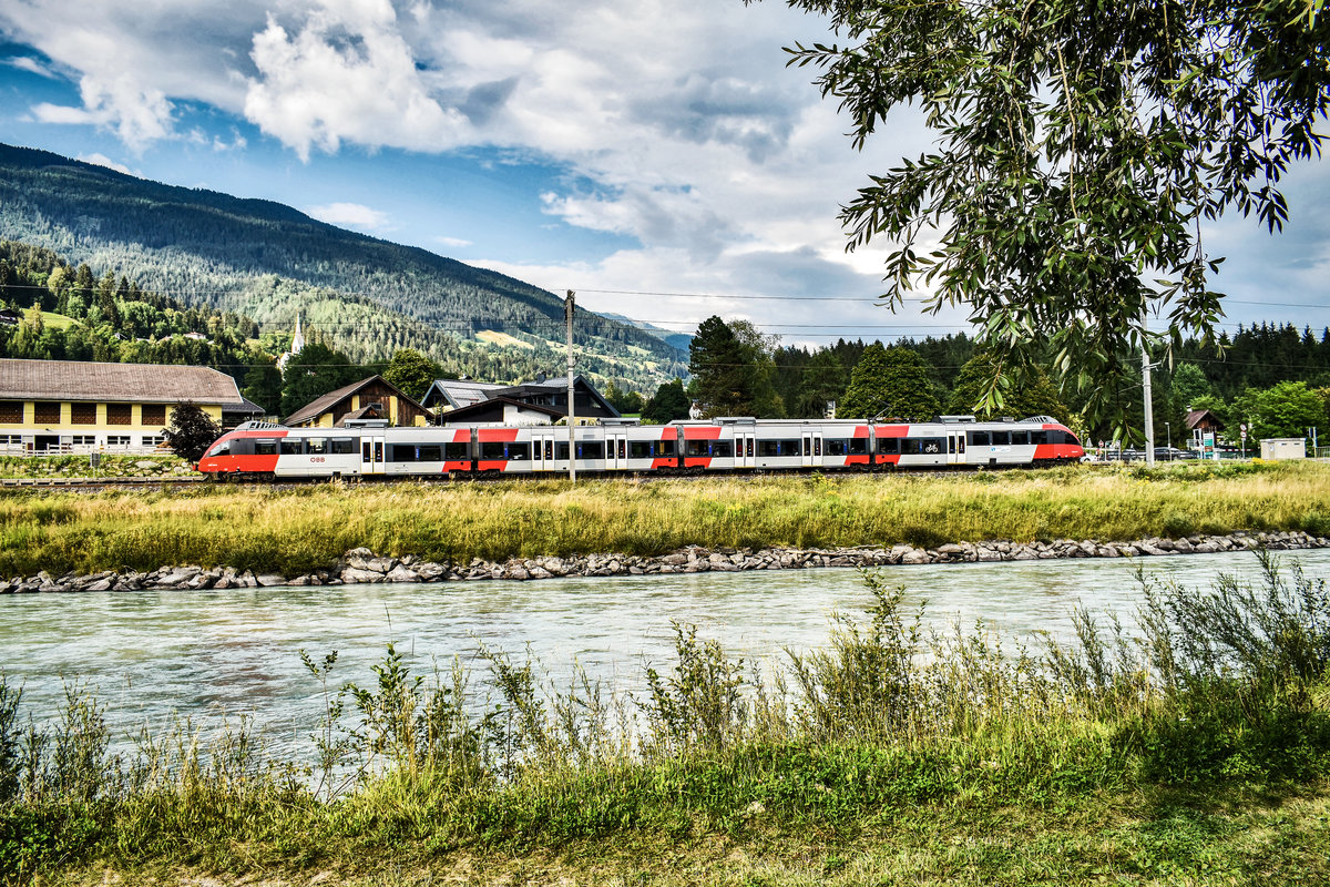 4024 097-0 hält als S1 4260 (Lienz - Friesach), in die Haltestelle Berg im Drautal.
Aufgenommen am 2.8.2018.