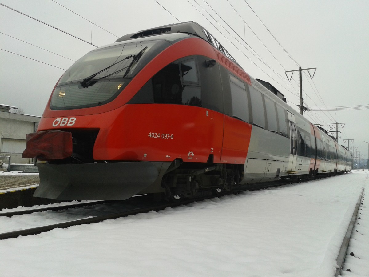 4024 097 als R 4613 (Lienz - Villach Hbf) wartet in Dellach im Drautal auf die Kreuzung mit railjet 531 Richtung Lienz, 5.12.2014