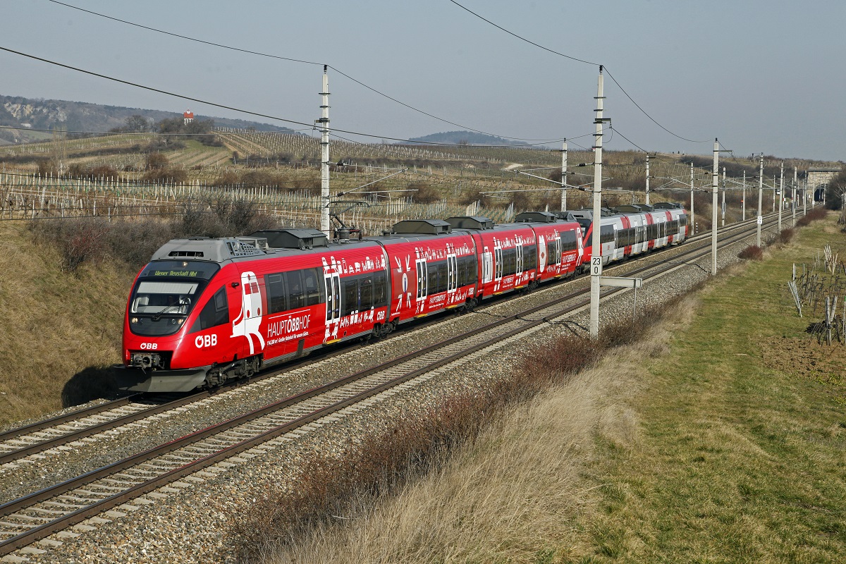 4024 103 (HAUPTÖBBHOF) und ein weiterer 4024 fahren am 25.02.2014 als Schnellbahnzug durch die Weingärten bei Pfaffstätten. Am rechten Bildrand ist der Busserltunnel zu sehen.