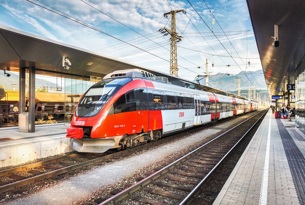 4024 104-4 und 4023 006-2 halten als REX 1738 (Lienz - St. Veit a. d. Glan) im Bahnhof Spittal-Millstättersee.
Der hintere Zugteil des Zuges verkehrt nur von Lienz bis Villach Hbf.
Aufgenommen am 16.8.2017.