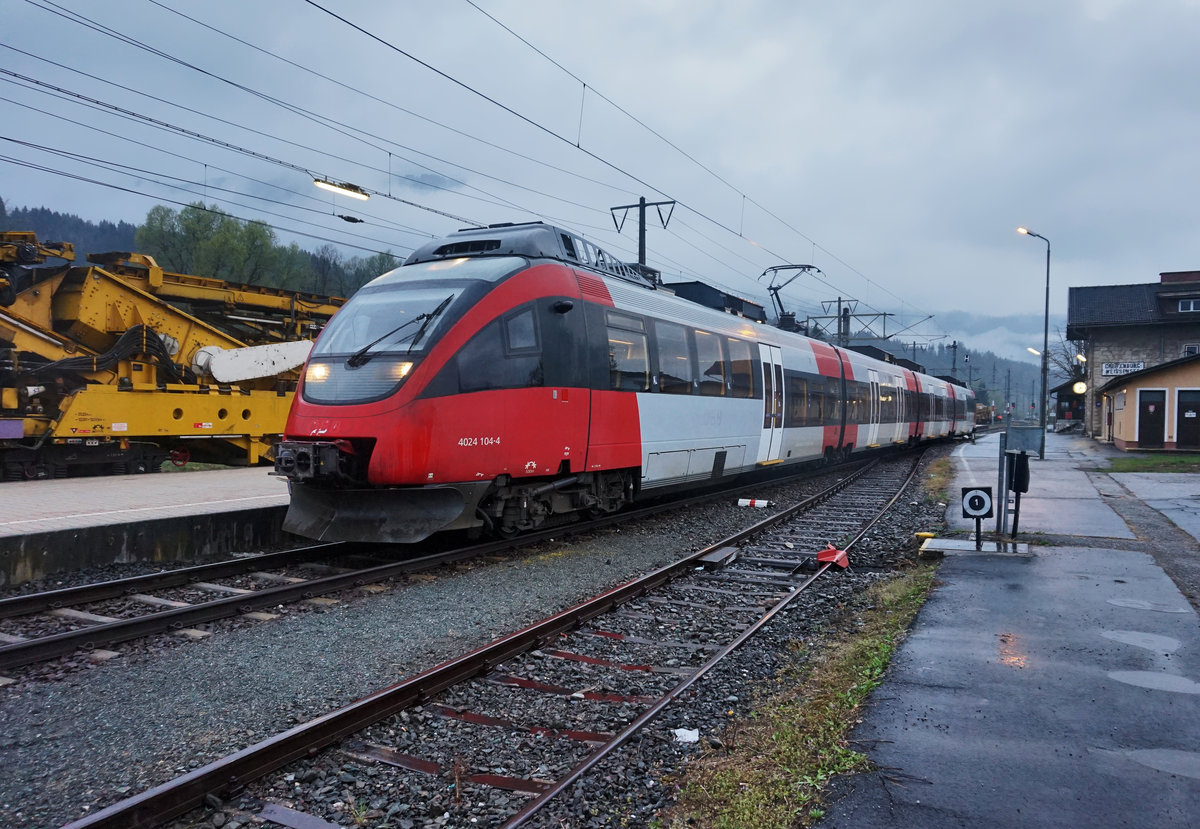 4024 104-4 als S1 4245 (Friesach - Greifenburg-Weißensee), am 8.4.2016 in Greifenburg Weißensee.