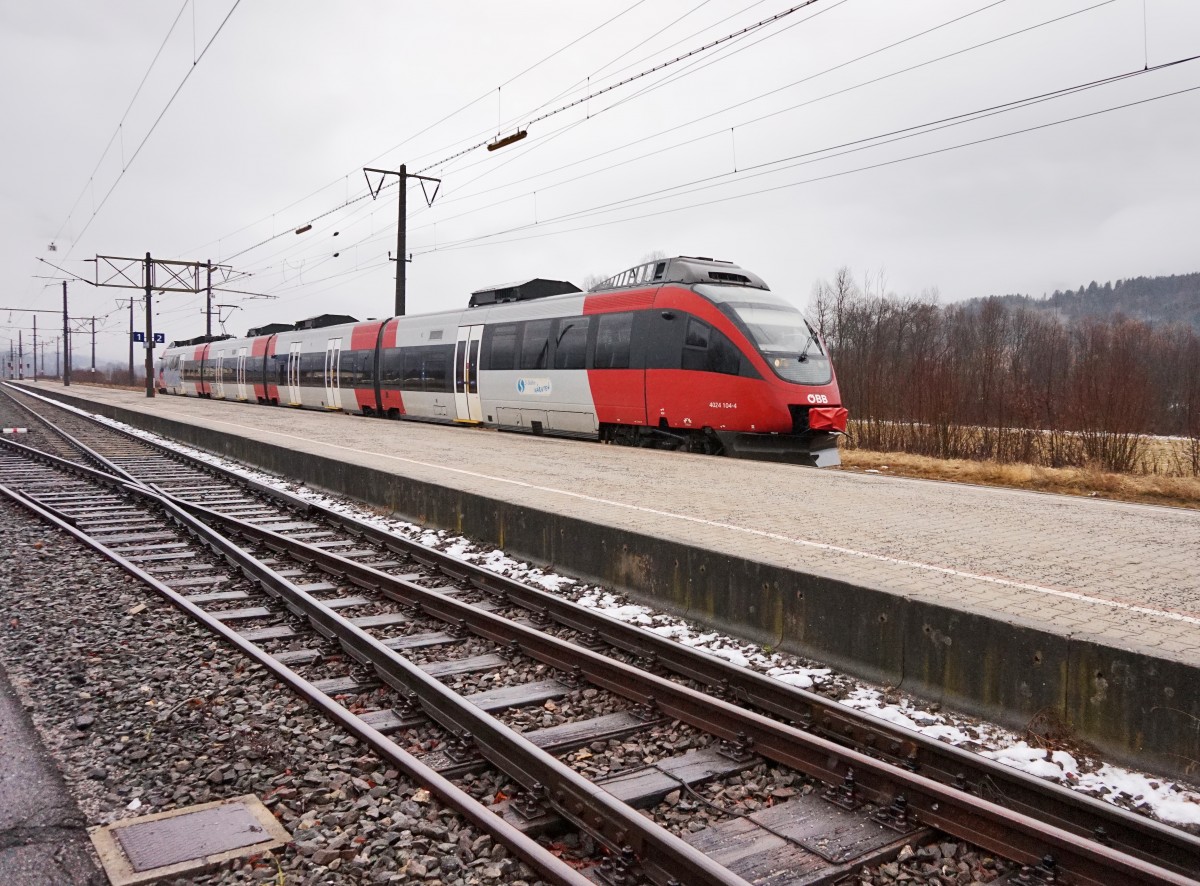 4024 104-4 als S1 4858 (Spittal-Millstättersee - Lienz) am 8.2.2015 bei der Einfahrt in den Bahnhof Greifenburg-Weißensee.