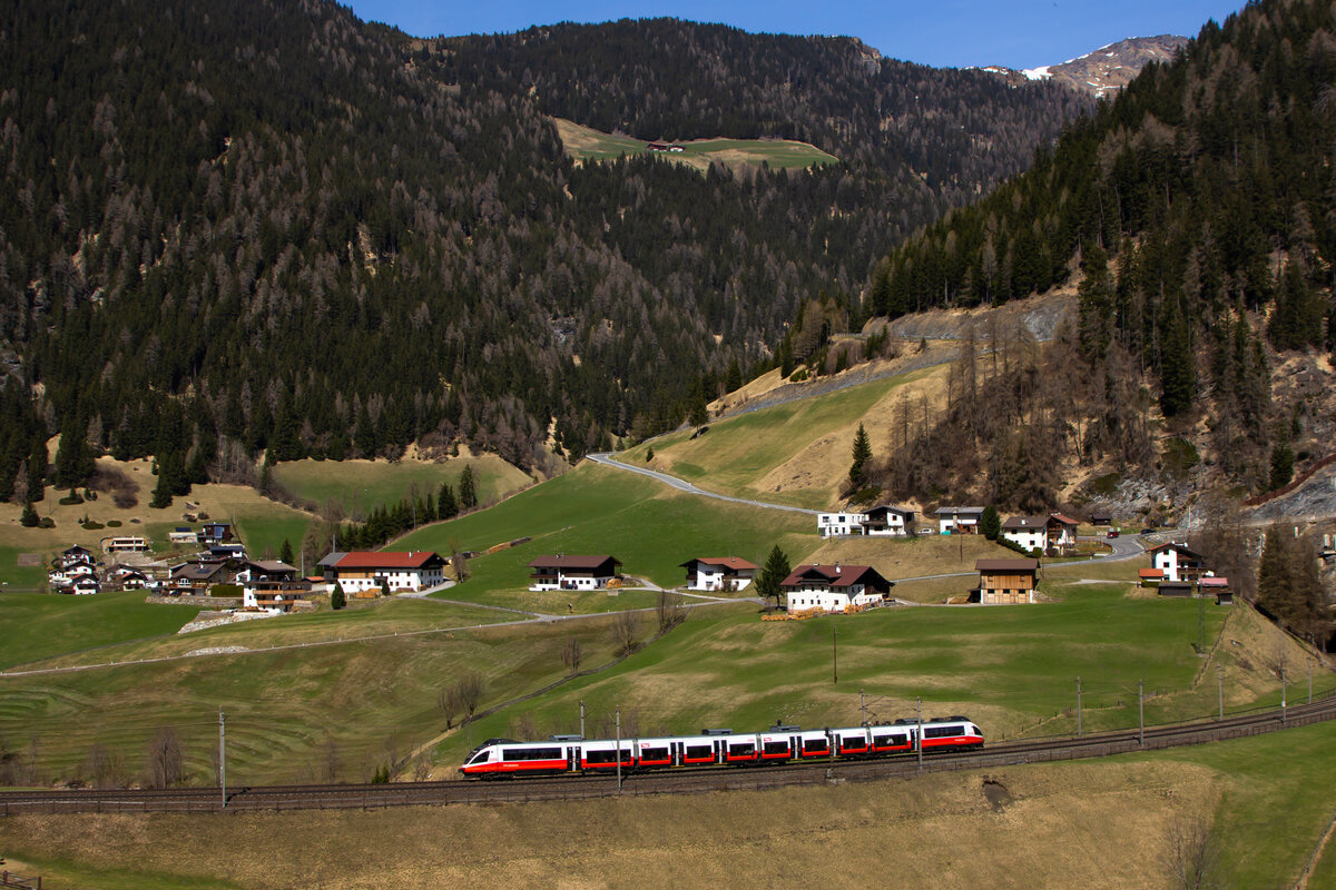 4024 104 in der Kurve bei St. Jodok am Brenner. 14.4.22