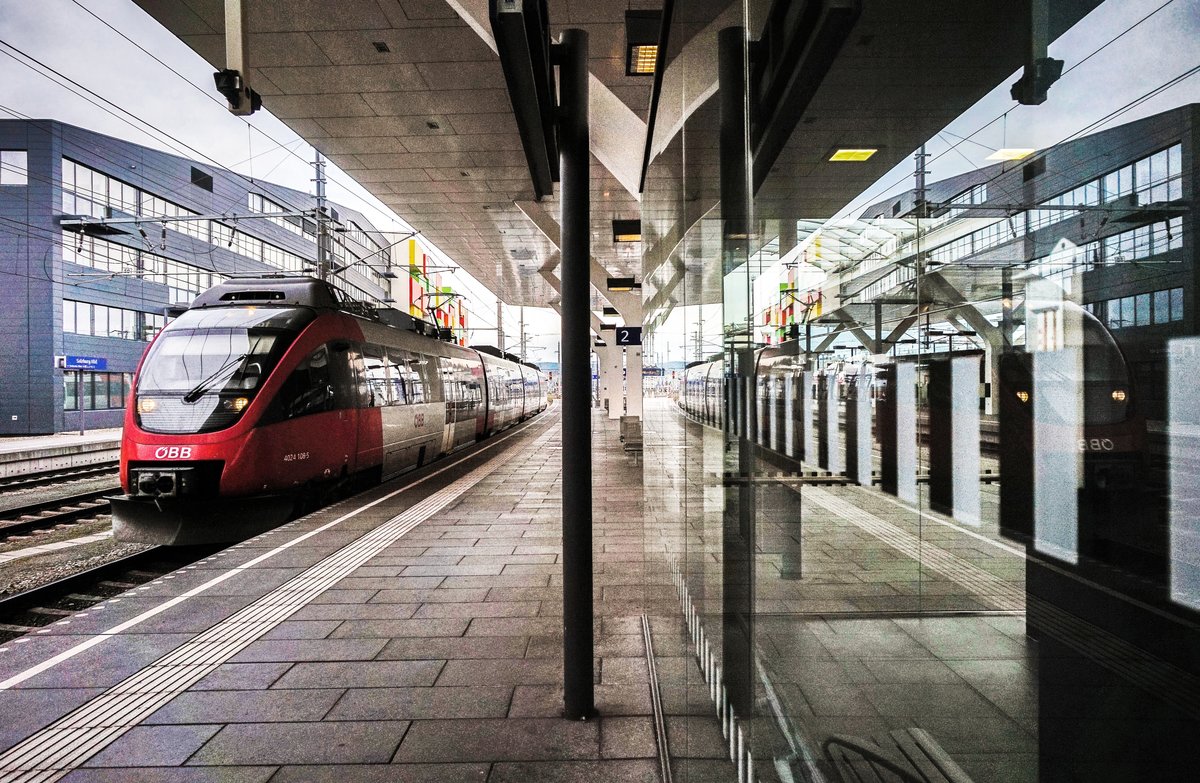4024 108-5 erreicht als R 3058 von Straßwalchen, den Endbahnhof Salzburg Hbf.
Aufgenommen am 27.12.2017.