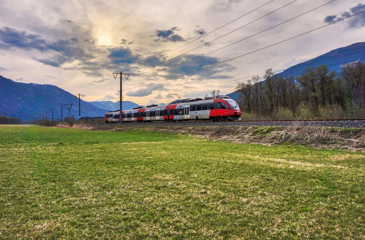 4024 111-9 fährt als S1 4260 auf der Fahrt von Lienz nach Friesach, nahe Berg im Drautal vorüber.
Aufgenommen am 2.4.2017.