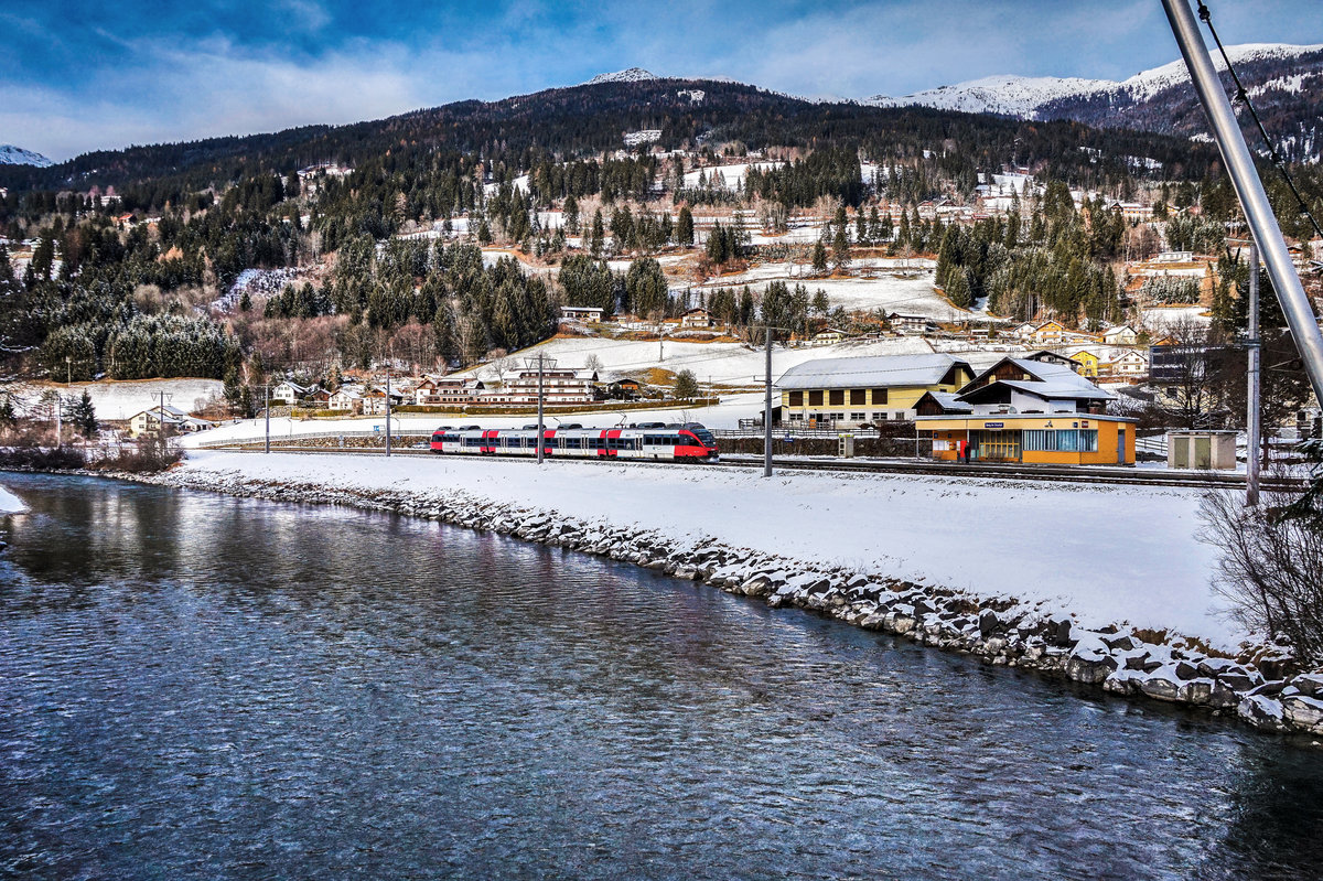4024 111-9 fährt als S1 4244 (Lienz - Friesach) in die Haltestelle Berg im Drautal ein.
Aufgenommen am 9.12.2017.