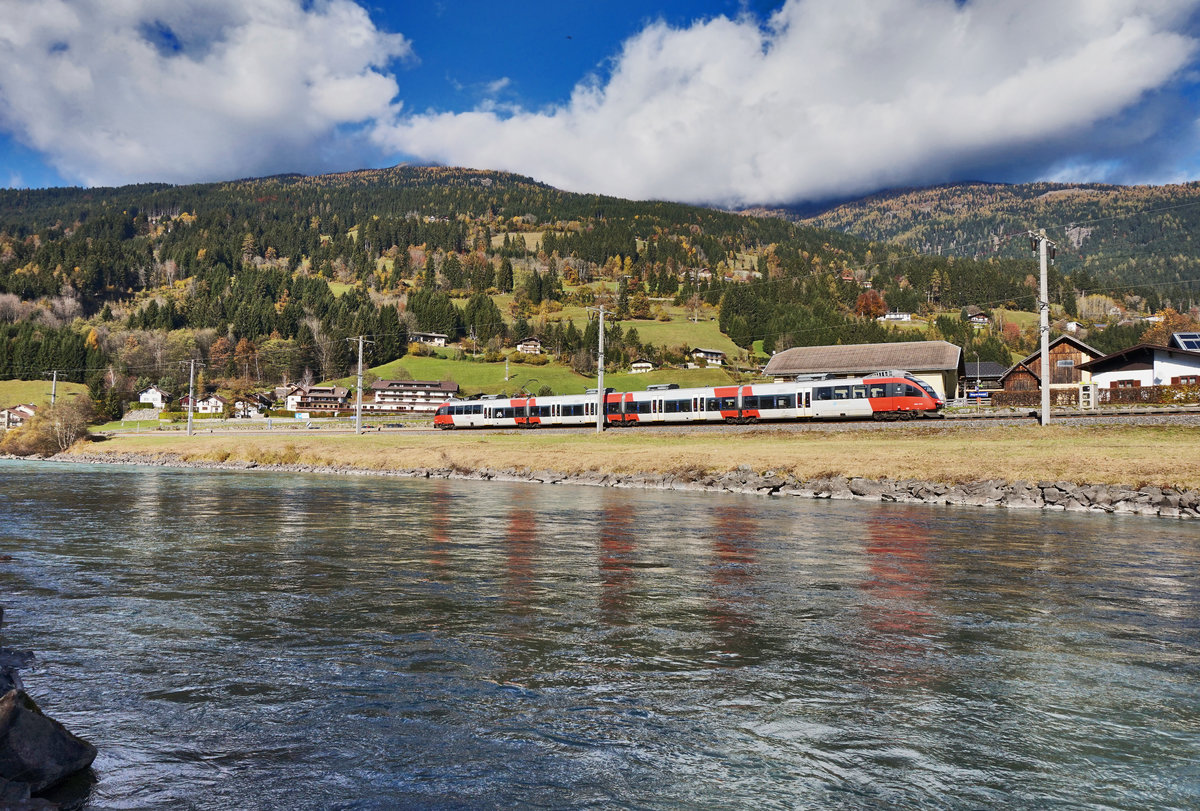 4024 111-9 fährt als S1 4244 (Lienz - Friesach) in die Haltestelle Berg im Drautal ein.
Aufgenommen am 27.10.2016.