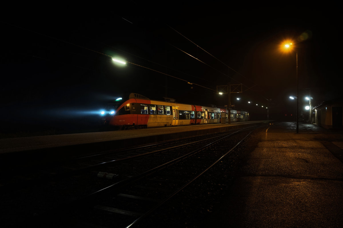 4024 111-9 hält als S1 4875 (Lienz - Spittal-Millstättersee) im Bahnhof Greifenburg-Weißensee.
Aufgenommen am 21.11.2016.