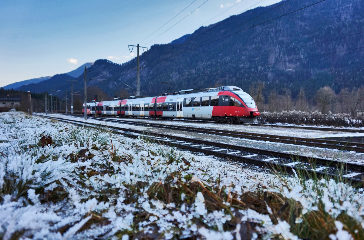 4024 1115-0 fährt als S1 4225 (Friesach - Lienz) in den frostigen Bahnhof Dellach im Drautal ein.
Aufgenommen am 3.12.2016.
