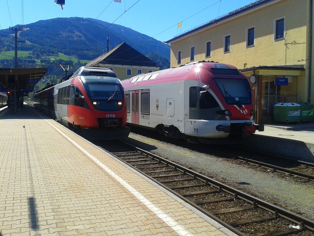 4024 112-7 als R 4867 (Lienz - Spittal-Millstättersee) und ETR 170 156-3 als REX 1884 (Lienz - Fortezza/Franzensfeste) am 22.4.2015 im Bahnhof Lienz.