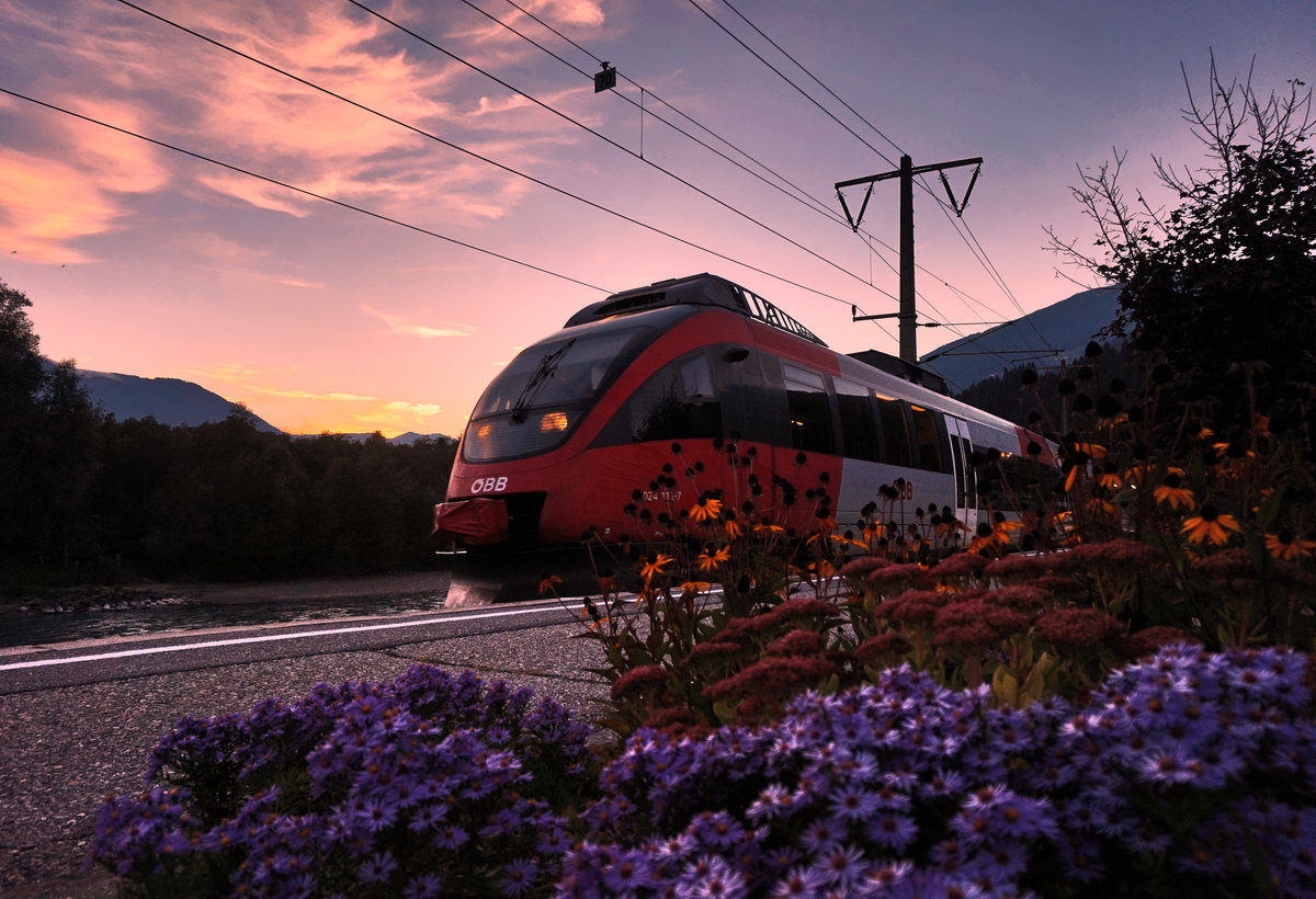 4024 112-7 fährt in der Abenddämmerung als S1 4262 (Lienz - Villach Hbf) in die Haltestelle Berg im Drautal ein.
Aufgenommen am 29.9.2016.