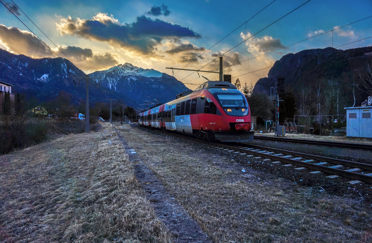 4024 112-7 fährt als S1 4260, auf der Fahrt von Lienz nach Friesach, in den Bahnhof Oberdrauburg ein.
Aufgenommen am 10.3.2017.
