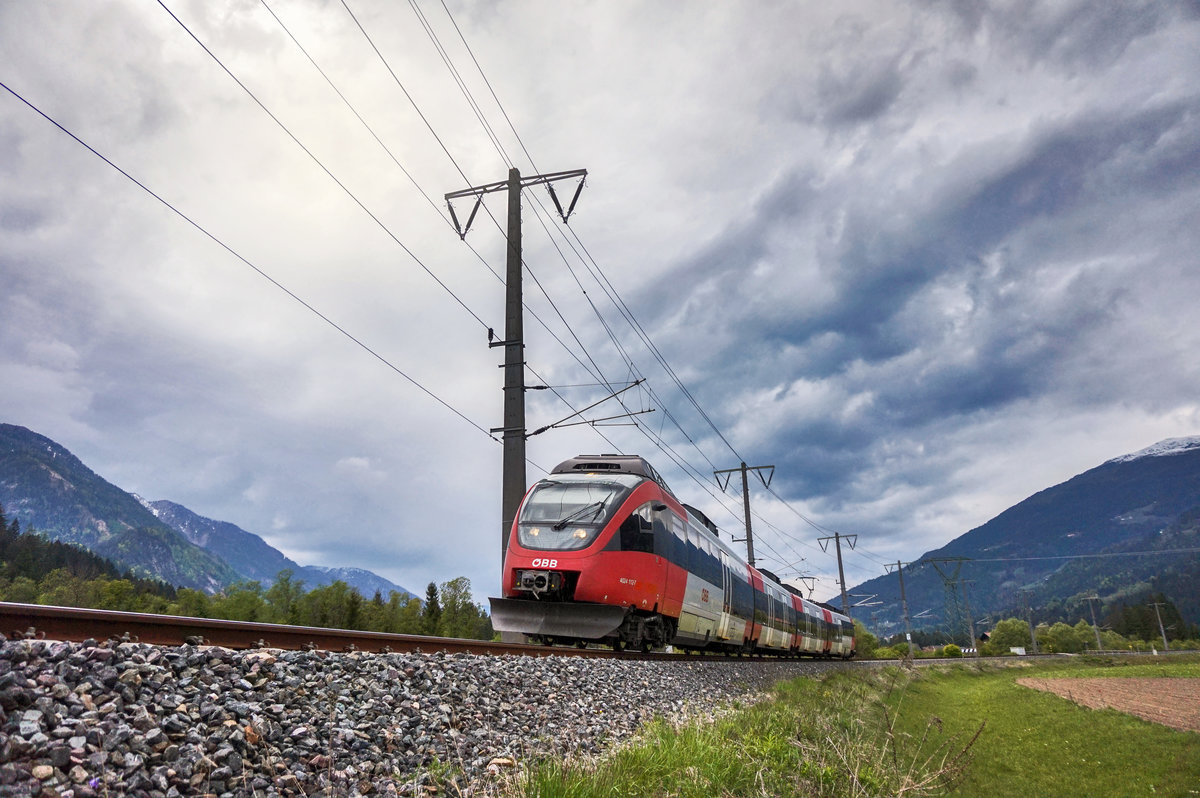 4024 112-7 fährt als S1 4260 (Lienz - Friesach) bei Berg im Drautal vorüber.
Aufgenommen am 1.5.2017.