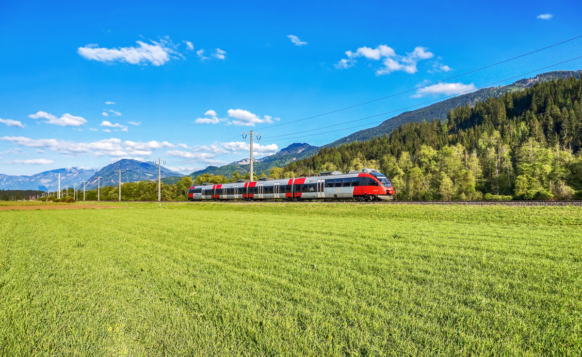 4024 112-7 fährt als S1 4241 (Friesach - Lienz) nahe Berg im Drautal vorüber.
Aufgenommen am 30.4.2017.