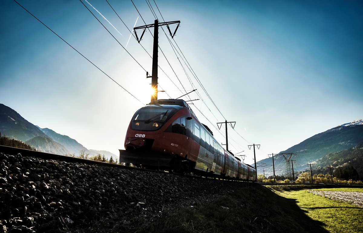 4024 112-7 fährt als S1 4260 (Lienz - Friesach), bei Berg im Drautal vorüber.
Aufgenommen am 19.4.2018.