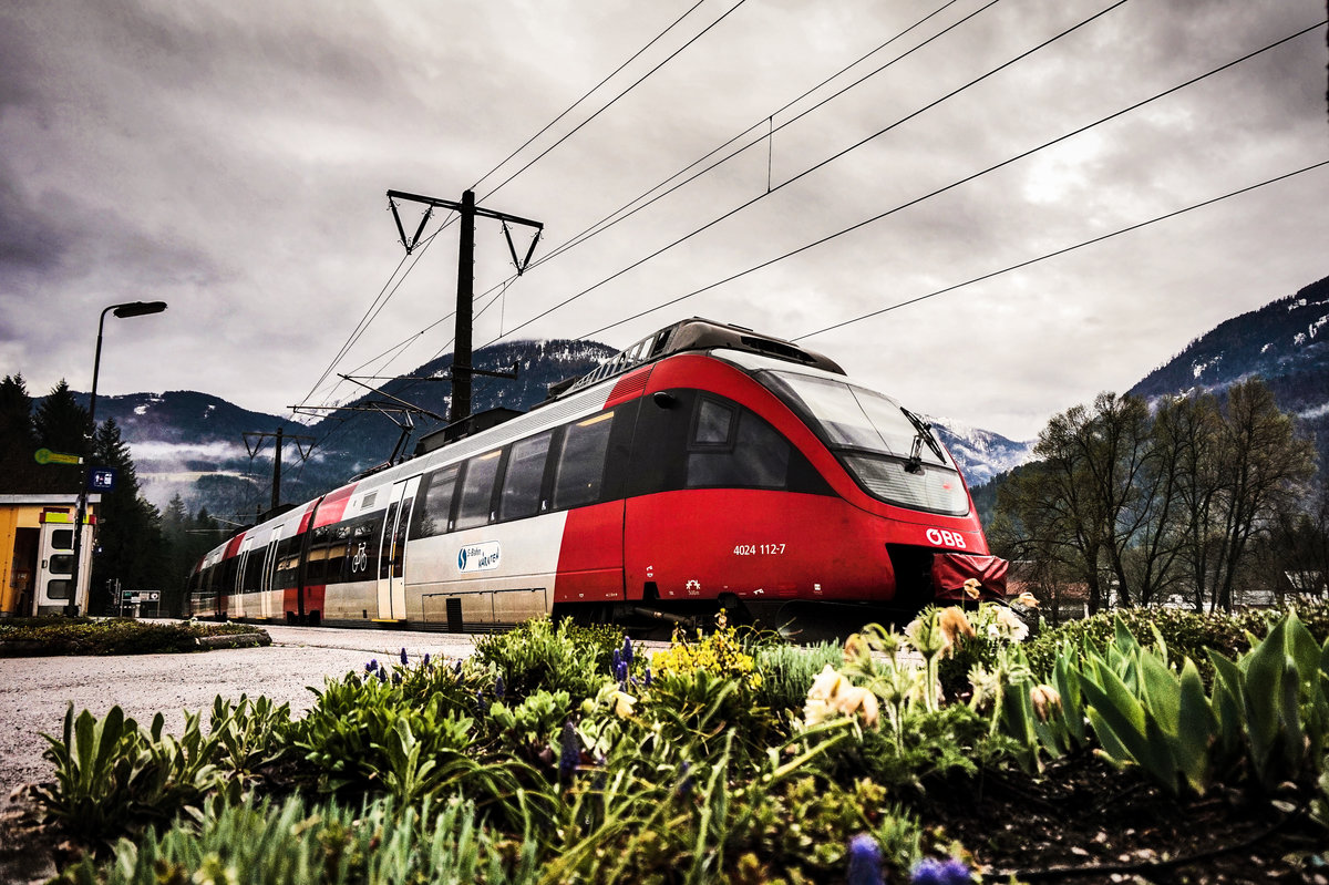 4024 112-7 hält als S1 4222 (Sillian - Friesach), in der Haltestelle Berg im Drautal.
Aufgenommen am 16.4.2018.