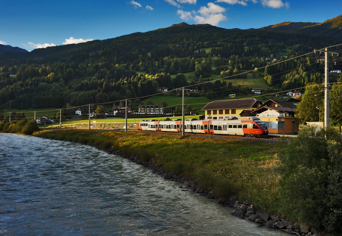 4024 112-7, hält als S1 4262 (Lienz - Villach Hbf), an der Haltestelle Berg im Drautal. Aufgenommen am 6.9.2016.