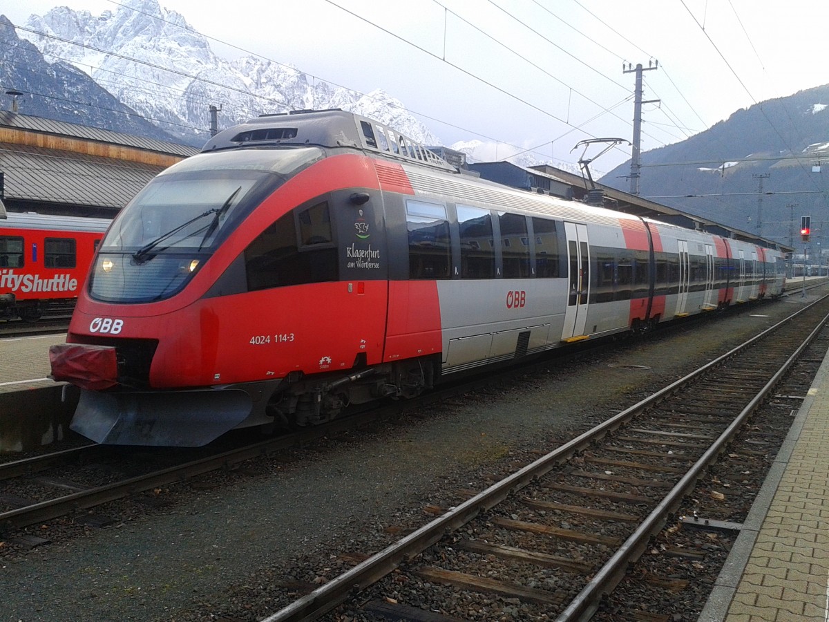 4024 114-3 als R 4260 (Lienz - Friesach) am 2.3.2015 vor der Abfahrt in Lienz.