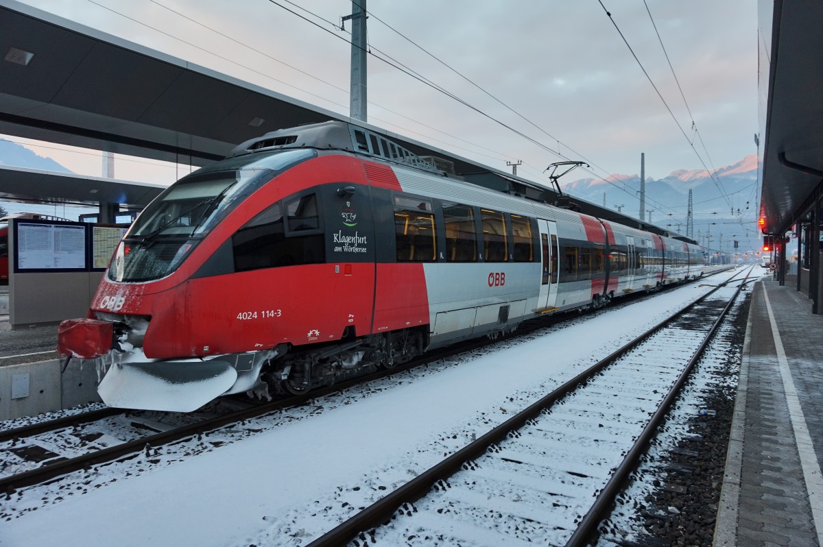 4024 114-3  Klagenfurt am Wörthersee  als R 4936 (Spittal-Millstättersee - Mallnitz-Obervellach) am 5.1.2016 in Spittal-Millstättersee.
Dieser Zug ist der zweite und letzte Nahverkehrszug am Tag, auf der Tauern-Südrampe und das um 16:44 Uhr.