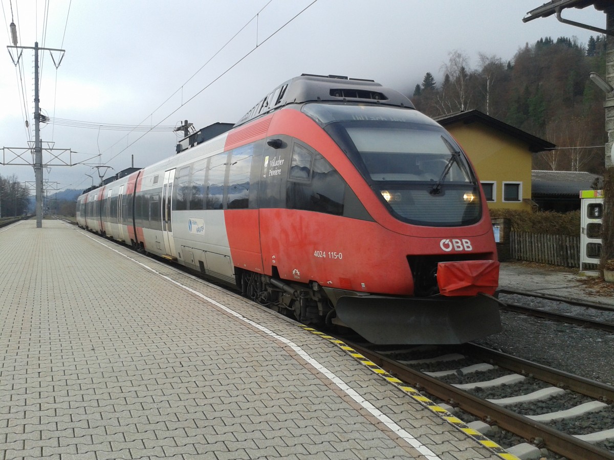 4024 115-0 als R 4613 (Lienz - Villach Hbf) am 21.11.2015 beim Halt in Dellach im Drautal.