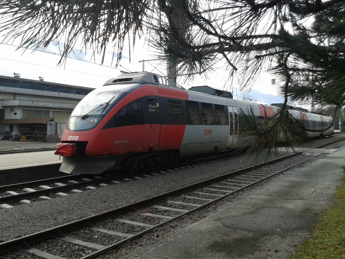 4024 115-0 als R 4613 (Lienz - Villach Hbf) am 21.11.2015 bei der Abfahrt in Dellach im Drautal.

