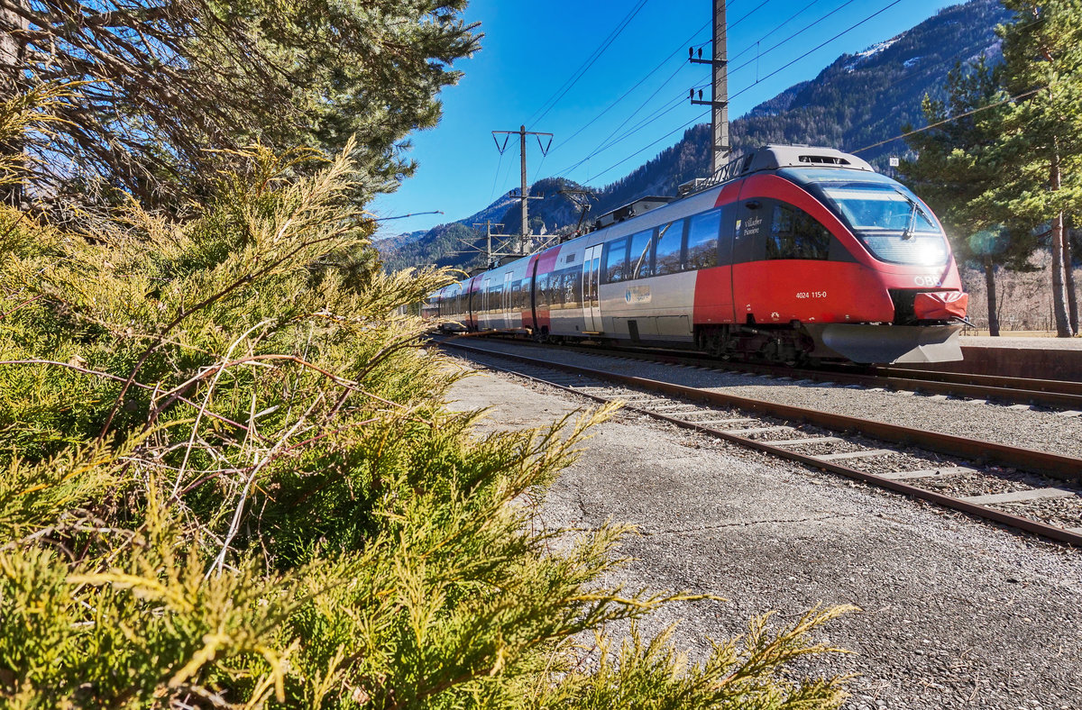 4024 115-0 fährt als S1 4244 auf der Fahrt von Lienz nach Friesach, aus dem Bahnhof Dellach im Drautal aus.
Aufgenommen am 16.3.2017.