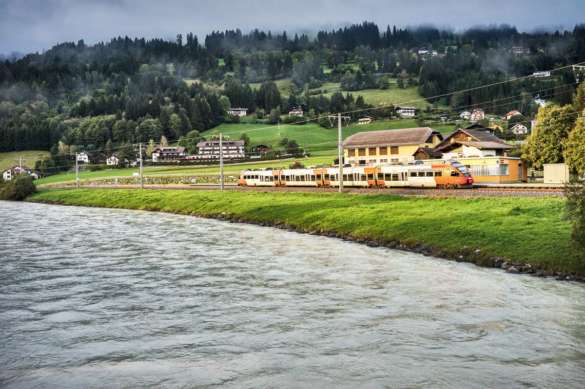 4024 115-0 fährt als S1 4241 (Friesach - Lienz) aus der Haltestelle Berg im Drautal aus.
Aufgenommen am 16.9.2017.