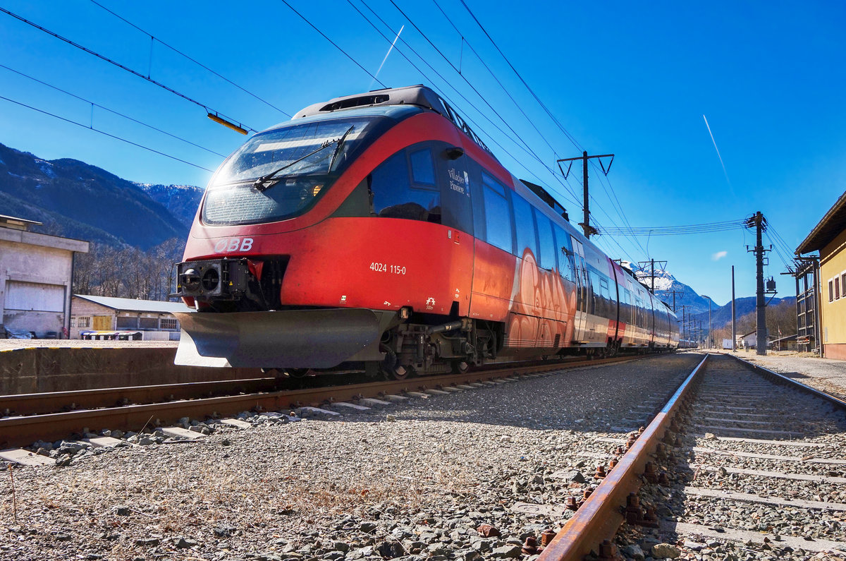4024 115-0 hält als S1 4244 auf der Fahrt von Lienz nach Friesach, im Bahnhof Dellach im Drautal.
Aufgenommen am 16.3.2017.

(Standort ist der Personenzugang zum Bahnsteig)