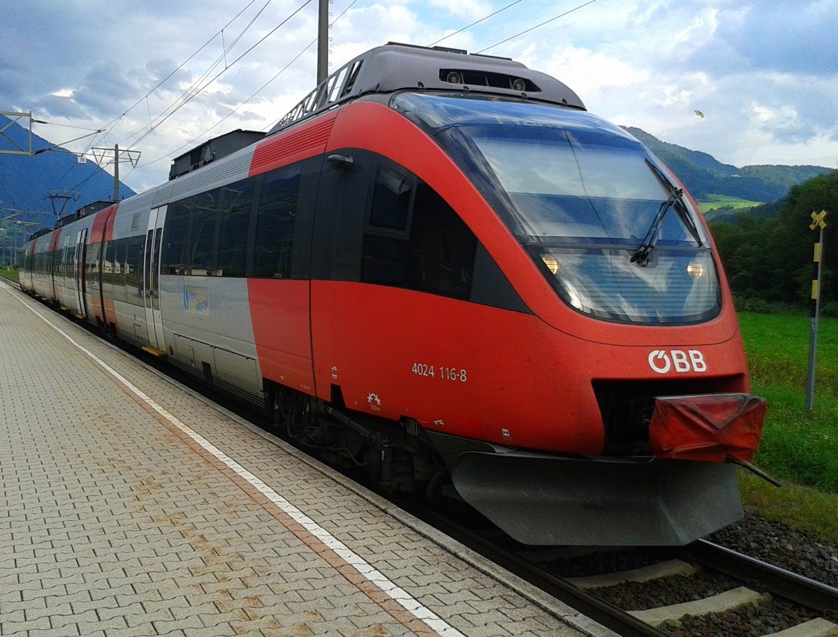 4024 116-8 als R 4870 (Spittal-Millstättersee - Lienz) am 3.9.2015 beim Halt in Greifenburg-Weißensee.