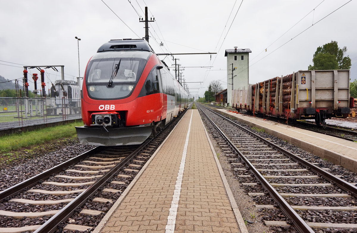 4024 116-8 als S1 4240 (Lienz - Friesach), am 13.5.2016 bei der Einfahrt in Dölsach.