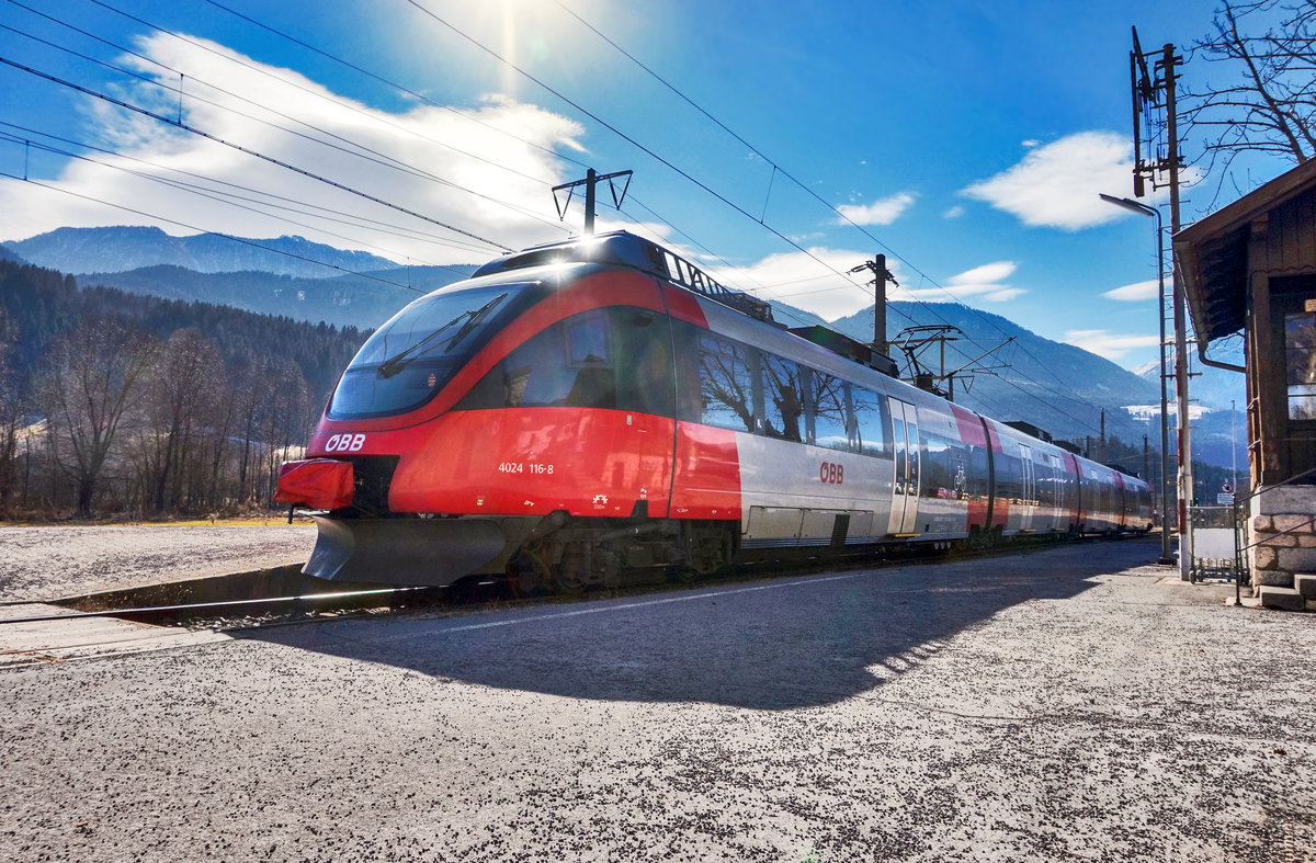 4024 116-8 fährt als S1 4223 (Friesach - Lienz) aus dem Bahnhof Greifenburg-Weißensee aus.
Aufgenommen am 23.2.2017.