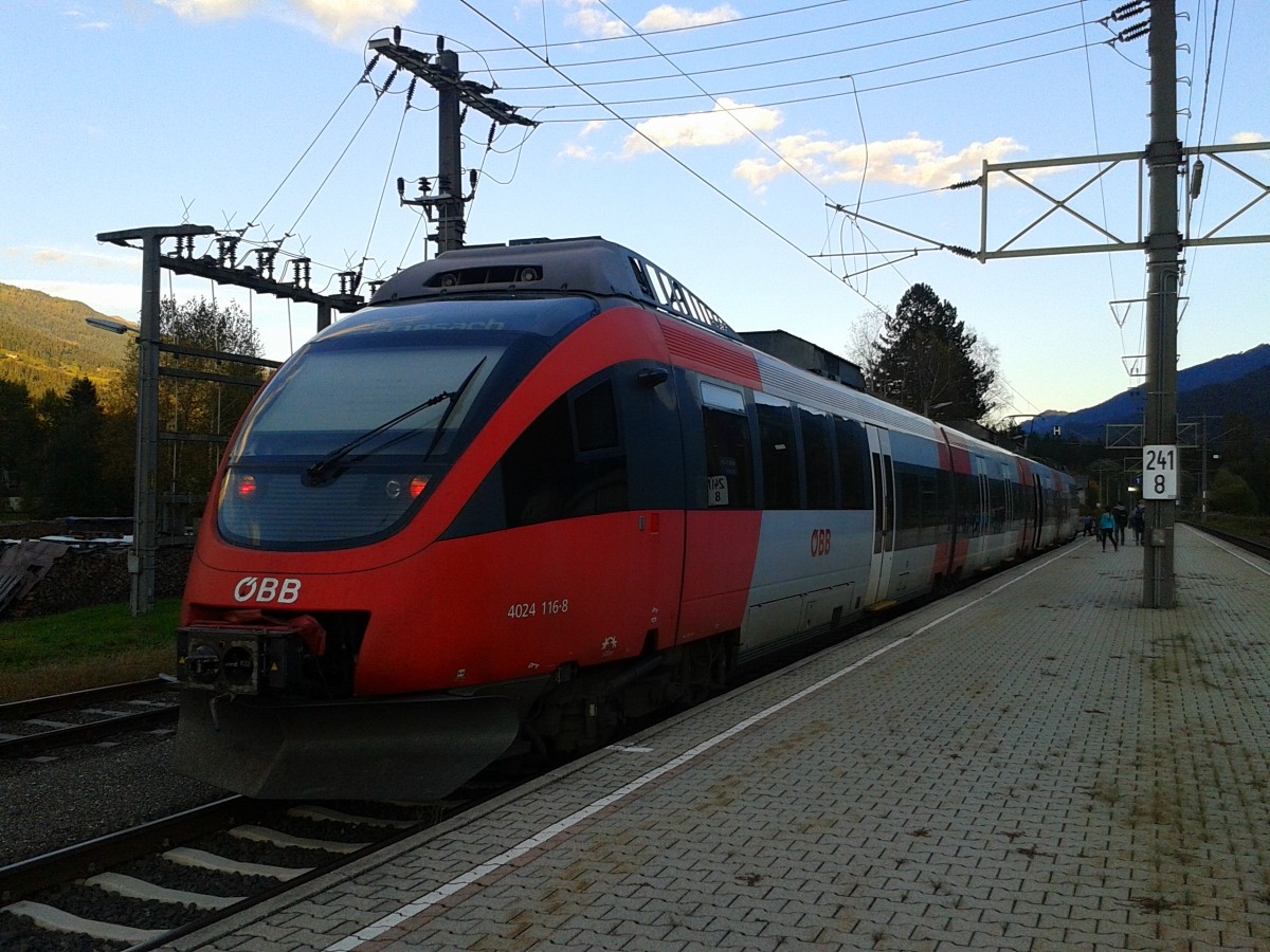 4024 116-8 mit R 4260 (Lienz - Friesach) am 12.10.2015 beim Halt in Dellach im Drautal.