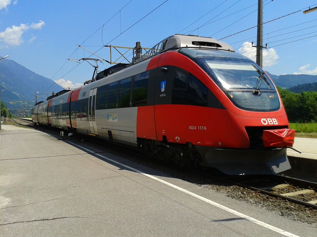 4024 117-6 als R 4864 (Spittal-Millstättersee - Lienz) beim Halt in Greifenburg-Weißensee. (2.7.2015)