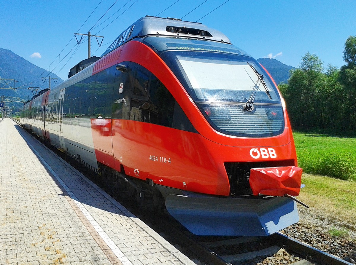4024 118-4 als R 4861 (Lienz - Spittal-Millstättersee) am 3.7.2015 beim Halt in Greifenburg-Weißensee.