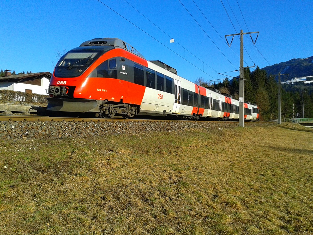 4024 118-4 als R 4870 (Spittal-Millstättersee - Lienz) am 3.3.2015 beim Halt in Berg im Drautal.