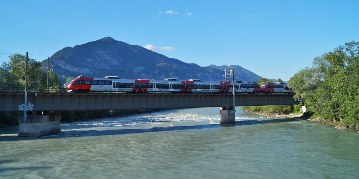 4024 118-4 als S 5125 (Telfs-Pfaffenhofen - Wörgl Hbf) auf der Innbrücke in Brixlegg. Der vordere Triebwagen fährt weiter bis Kufstein. (27.05.2020)