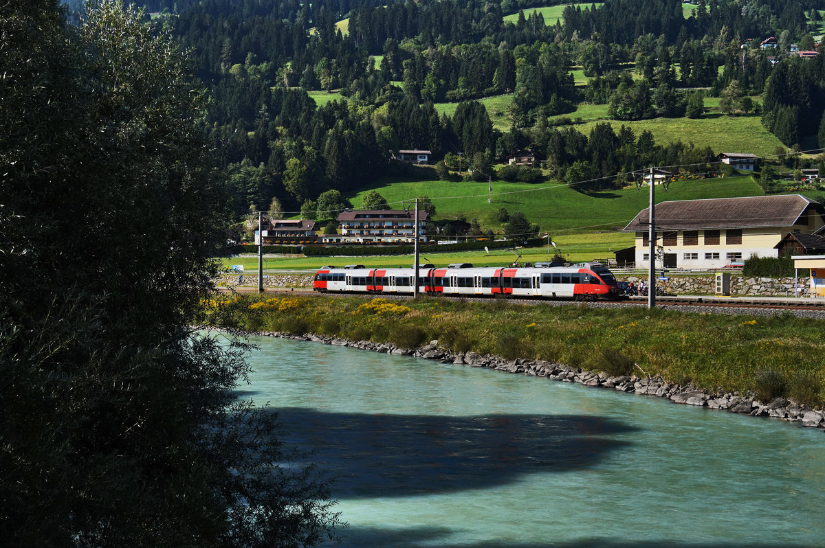 4024 118-4  LiteraTourZug  fährt als S1 4233 (Friesach - Lienz), aus der Haltestelle Berg im Drautal aus.
Aufgenommen am 27.8.2016.