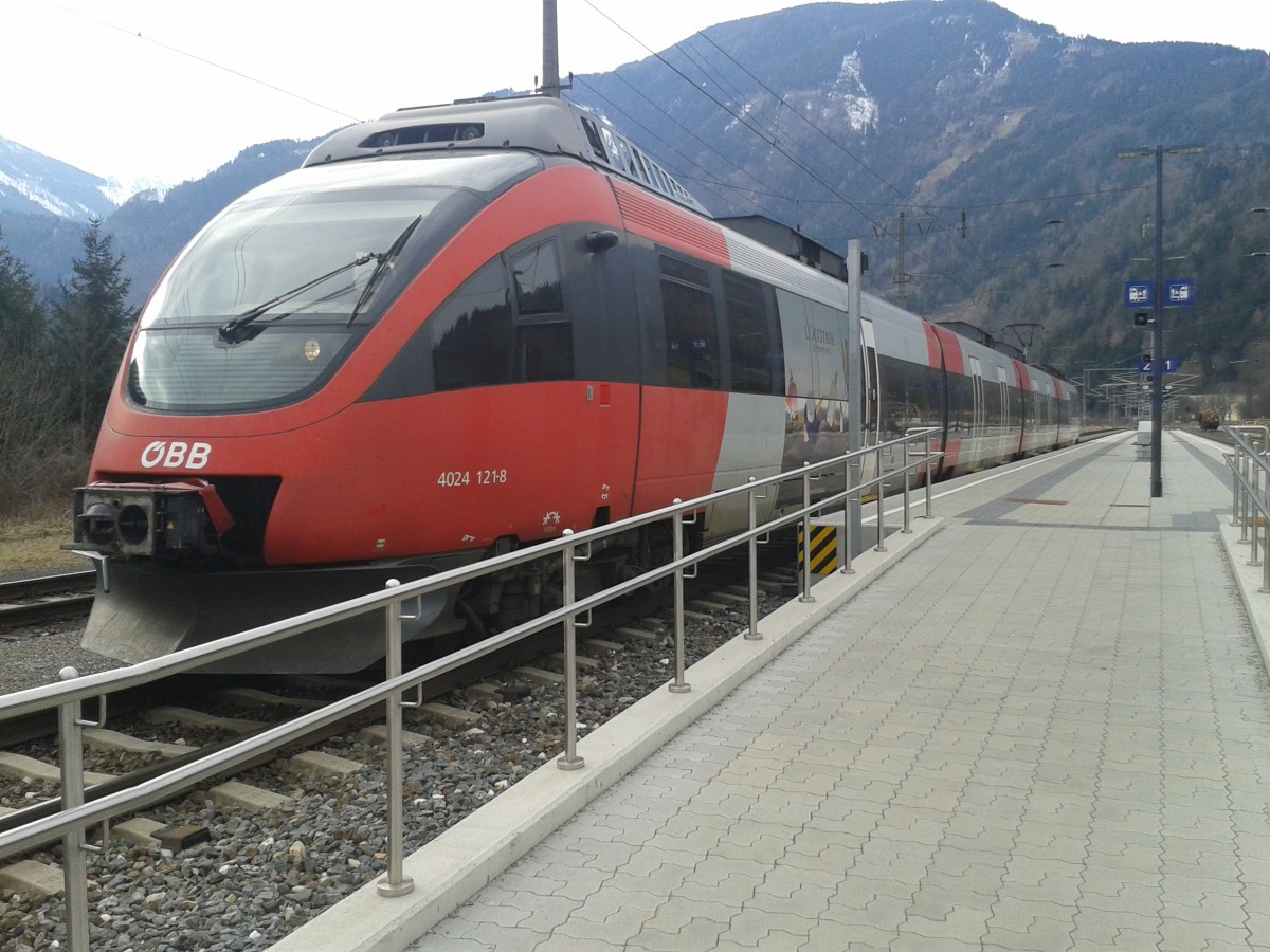 4024 121-8 als R 4244 (Lienz - Friesach) am 1.3.2015 bei der Abfahrt in Mllbrcke-Sachsenburg.