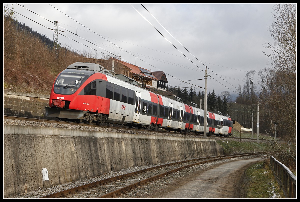 4024 121 nahe Hönigsberg am 29.11.2018. Das Gleis unter dem Triebwagen gehört zur normalspurigen Werkbahn zwischen Mürzzuschlag und Hönigsberg.