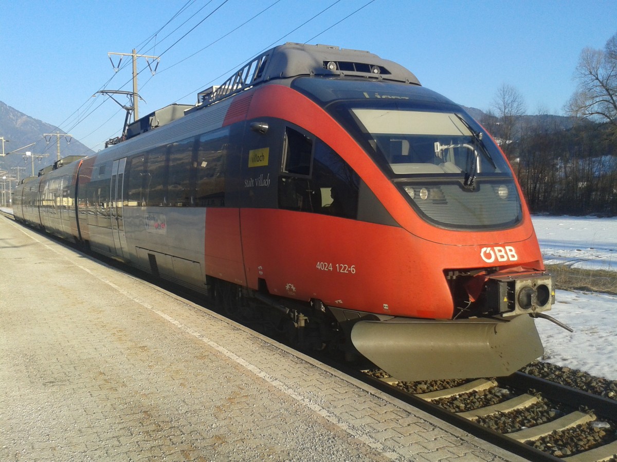 4024 122-6 als R 4870 (Spittal-Millstättersee - Lienz) am 13.2.2015 beim Halt in Greifenburg-Weißensee.