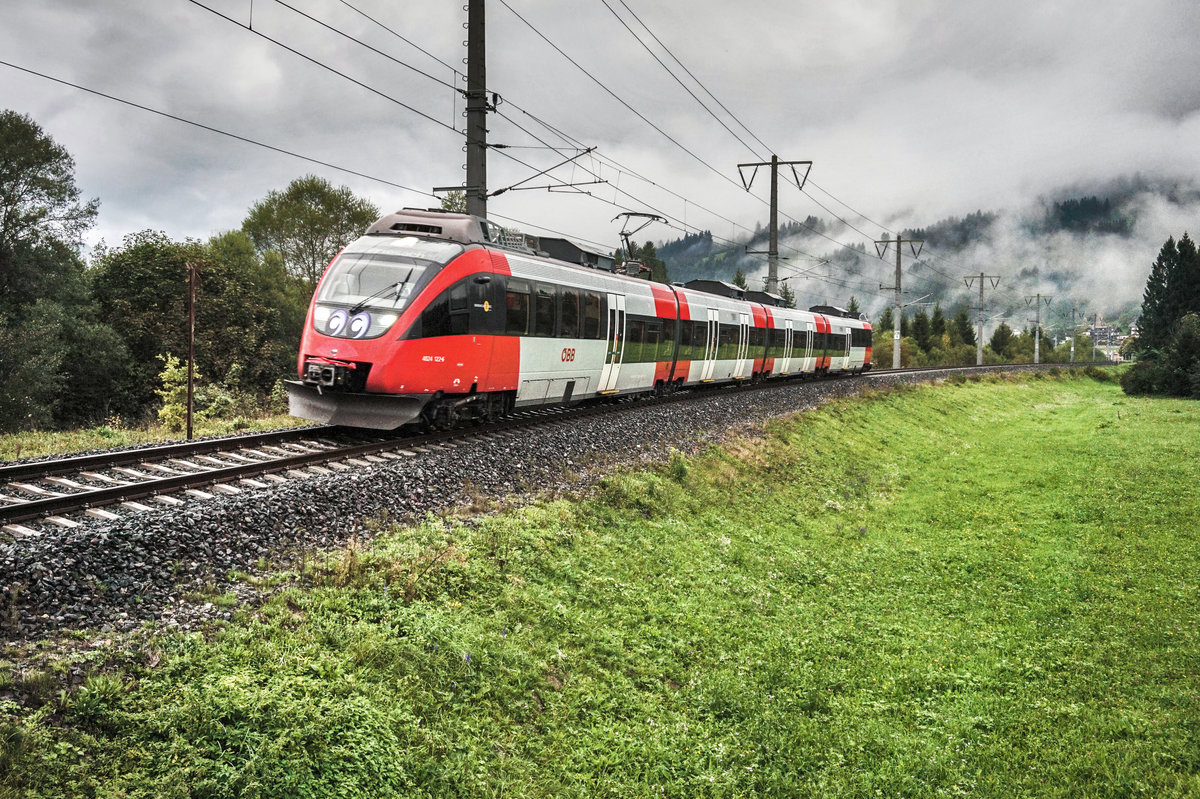 4024 122-6  Sonnenstadt Lienz  fährt als S1 4222 (Sillian - Friesach) bei Berg im Drautal vorüber.
Aufgenommen am 17.9.2017.