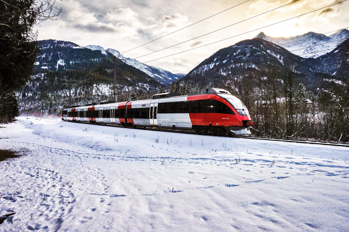 4024 122-6  Sonnenstadt Lienz  fährt als S1 4225 (Friesach - Lienz) kurz vor der Haltestelle Berg im Drautal vorüber.
Aufgenommen am 9.12.2017.