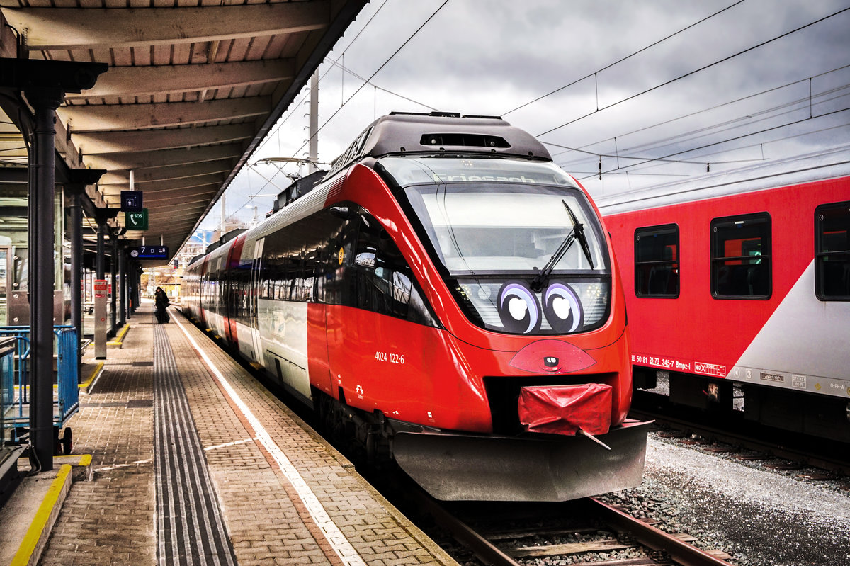 4024 122-6  Sonnenstadt Lienz  hält als S1 4228 (Lienz - Friesach) in Villach Hbf.
Aufgenommen am 18.3.2018.