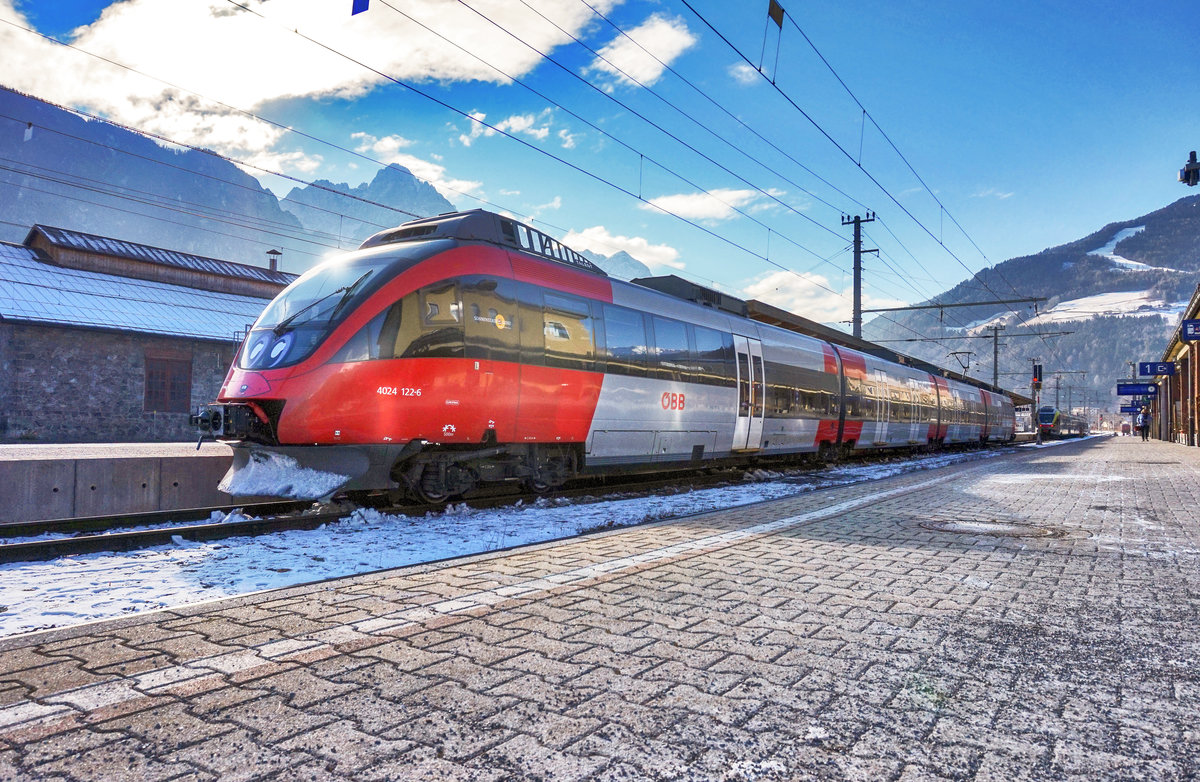 4024 122-6  Sonnenstadt Lienz  wartet in Lienz, auf die Abfahrt als S1 4244 nach Friesach. 
Aufgenommen am 19.1.2017.