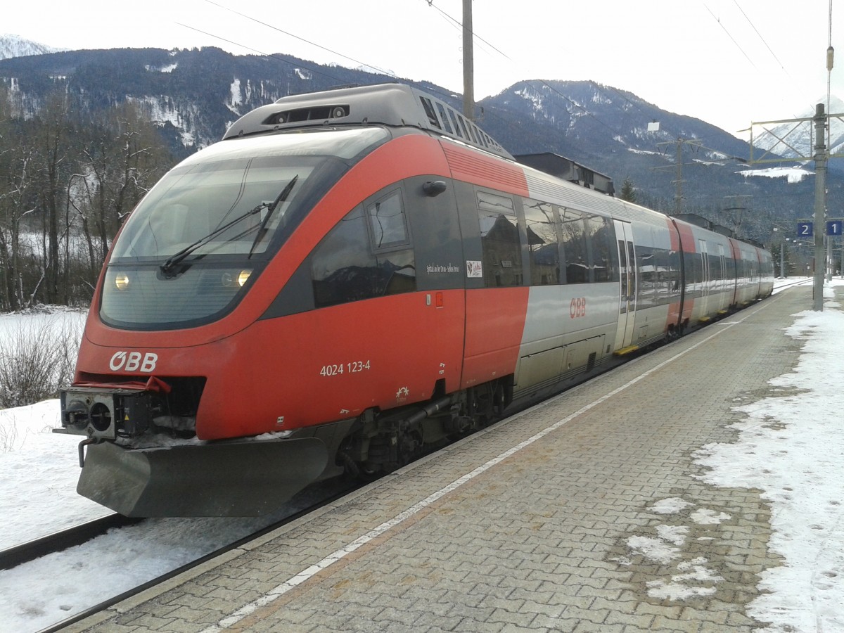 4024 123-4 als R 4865 (Lienz - Spittal-Millstättersee). Hier am 3.2.2015 im Bahnhof Greifenburg-Weißensee.